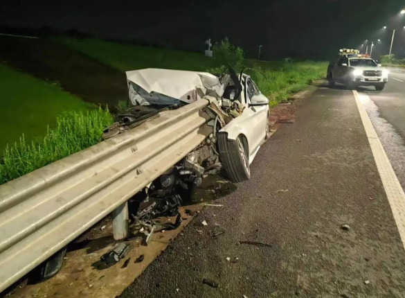 酒駕后別簽字，有用嗎？深夜，車頭“劈”成兩半！人不報警，車報了警......