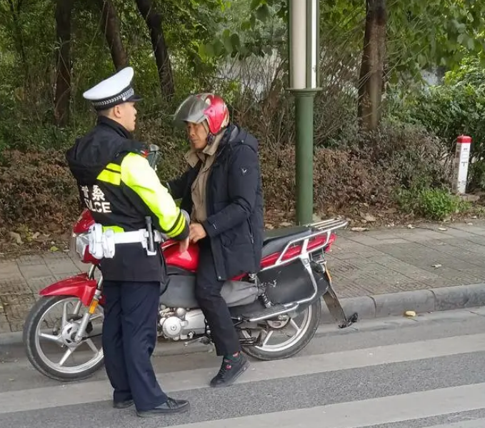 查處酒駕，只為大家的出行保駕護(hù)航